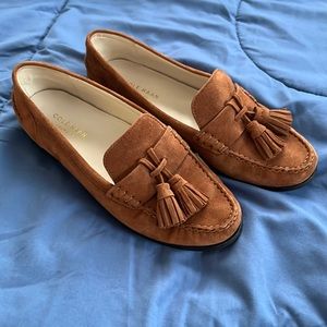 Cole Haan's Emmons flats size 7B. Tassel loafers; leather.
